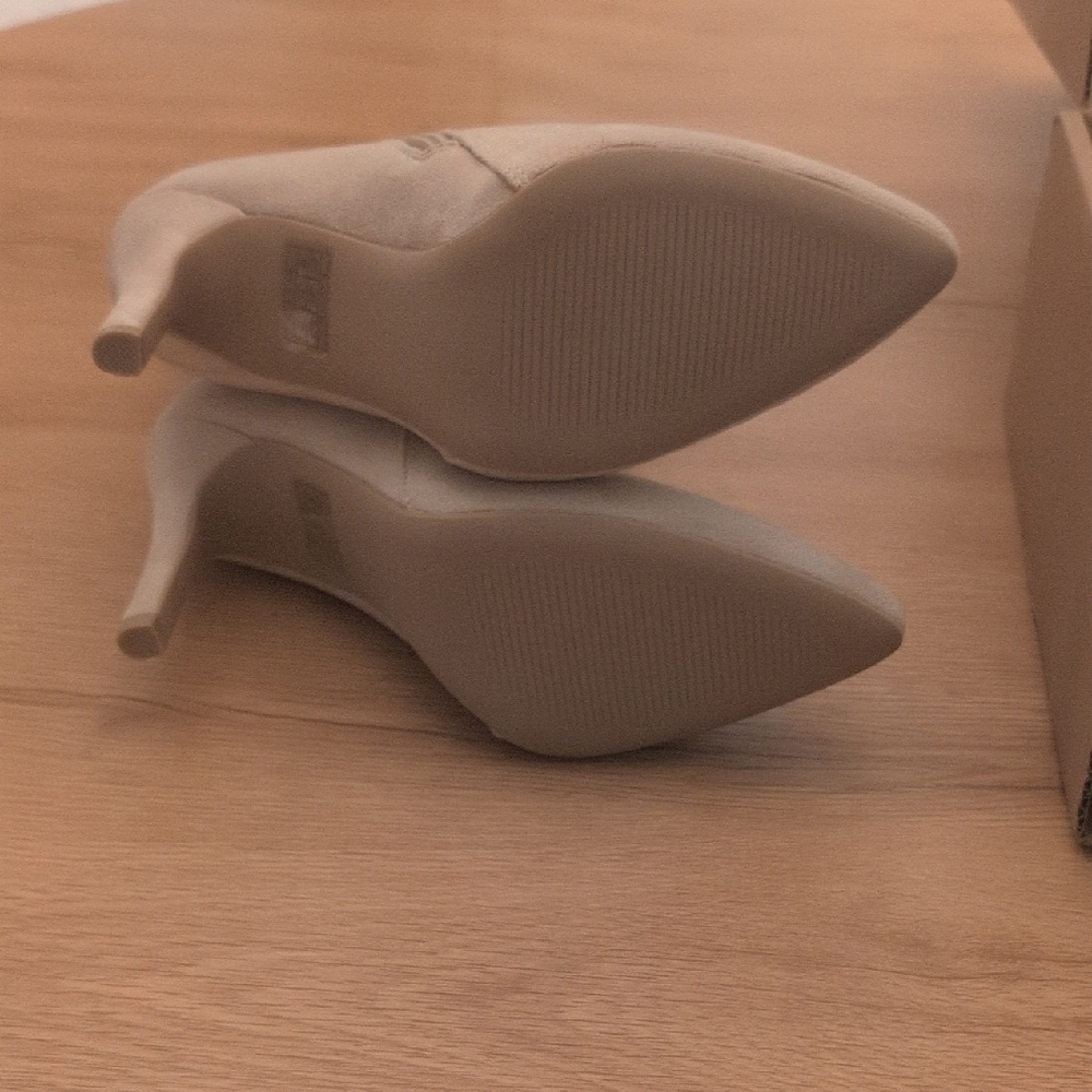 Elegant Beige Rouched Boots - Picture 3 of 3